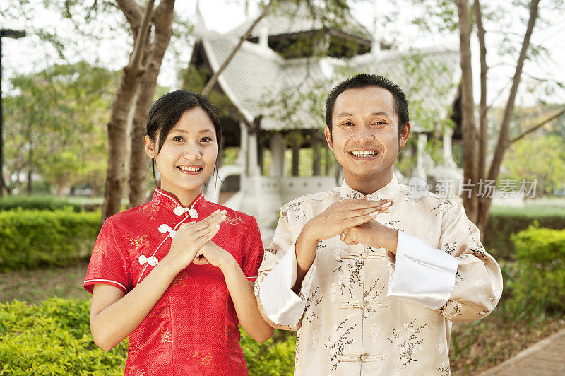 穿着传统中国服装的亚洲夫妇