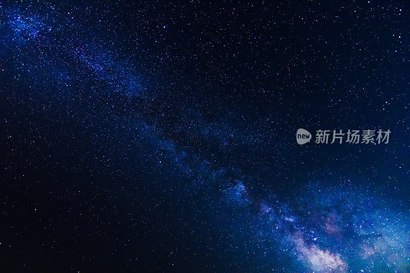 星星和银河系在晴朗黑暗的夜空