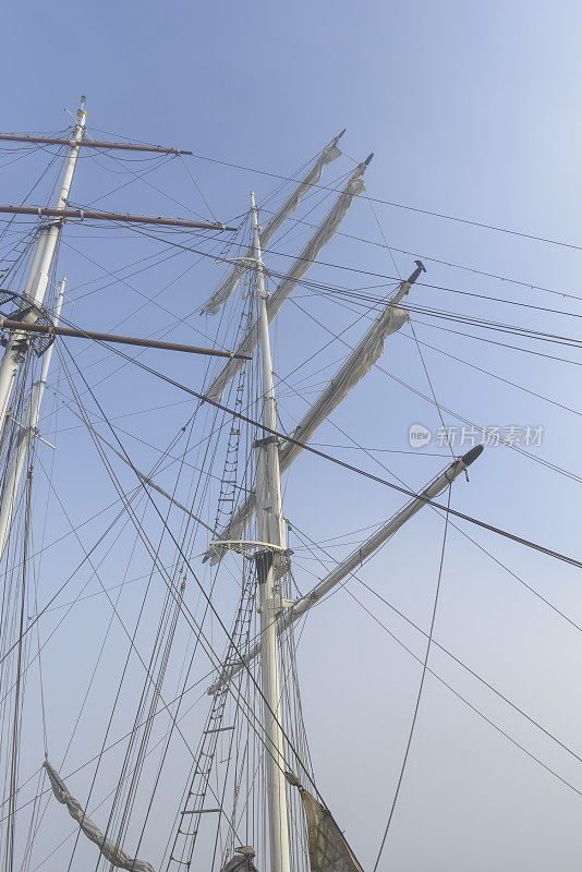 老帆船的桅杆，停泊在坎彭的IJssel