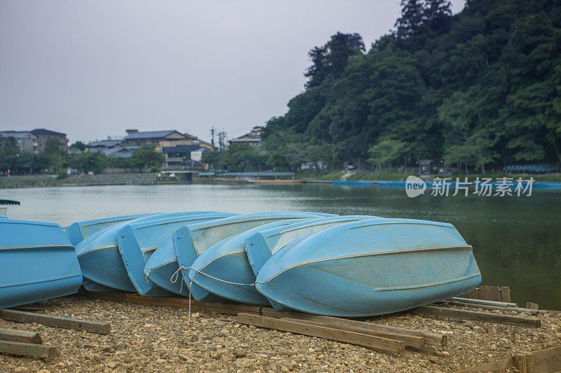 日本京都岚山市的河上的船