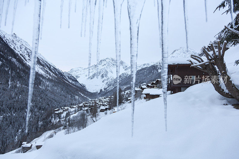 雪覆盖的瑞士高山小屋和村庄