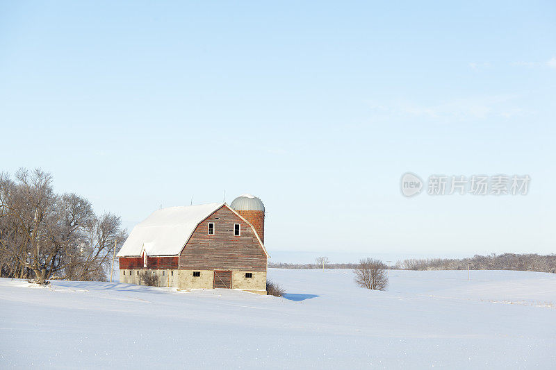 乡村红谷仓和农田在雪天冬天赫兹