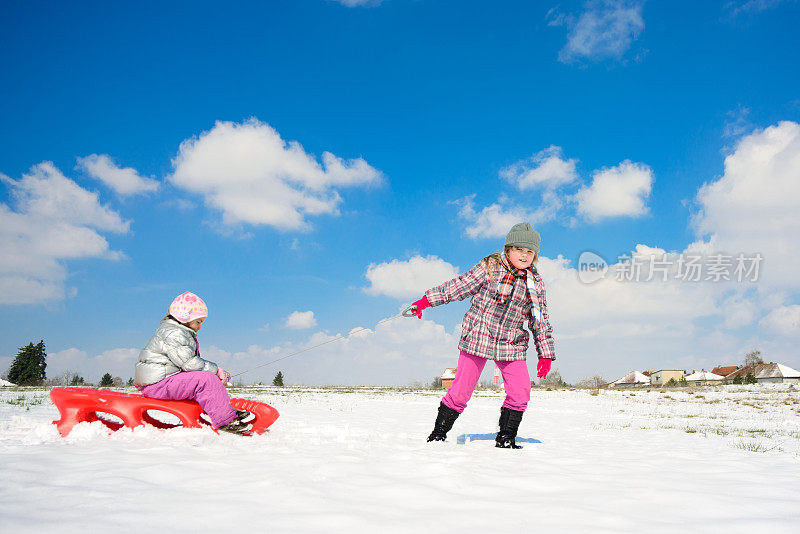 孩子们在雪地上