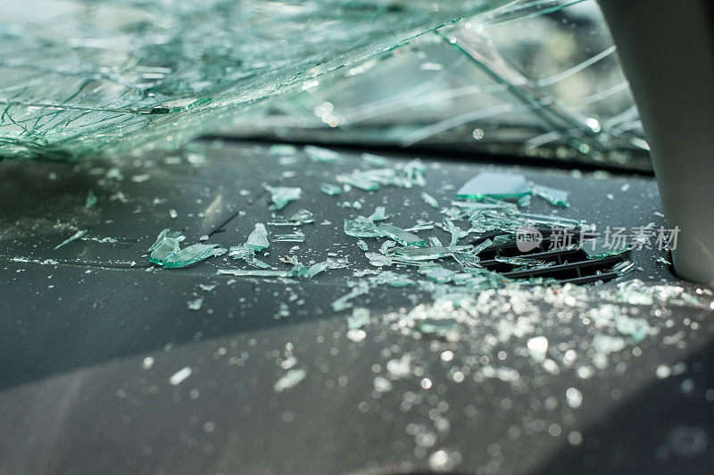 街上发生车祸，损坏了汽车玻璃