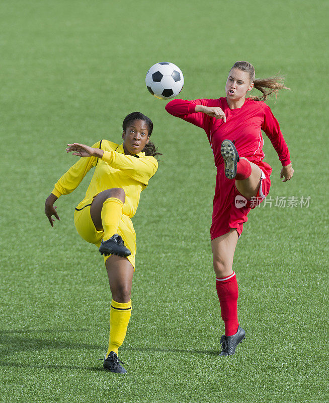 两名女足球运动员在比赛中