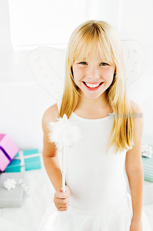 年轻女孩穿着白色仙女的服装微笑