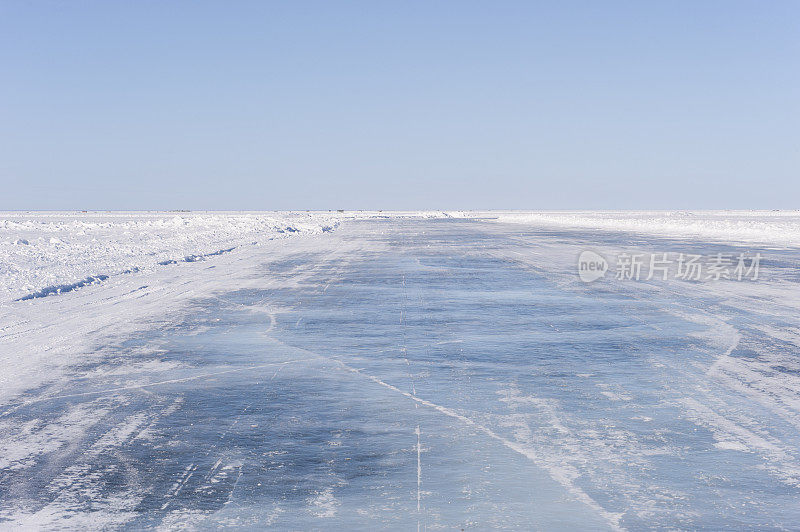 结冰的湖面上的冰路。