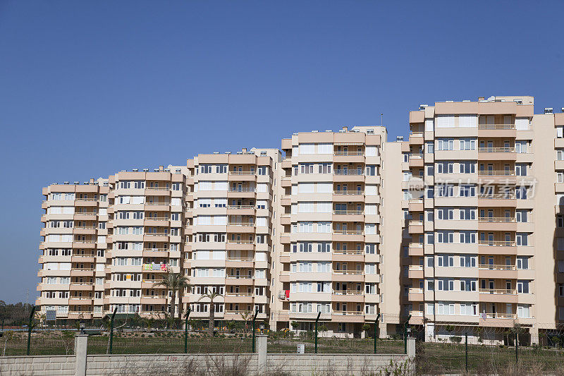 土耳其安塔利亚的现代住宅综合体