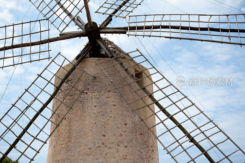 西班牙福门特拉的老风车。