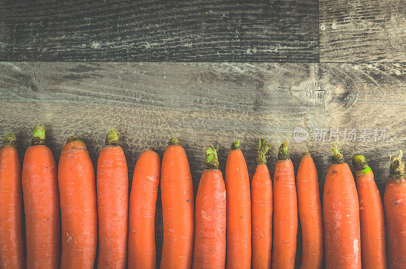 一排美味健康的胡萝卜