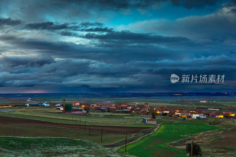 西班牙平原上的夜雨