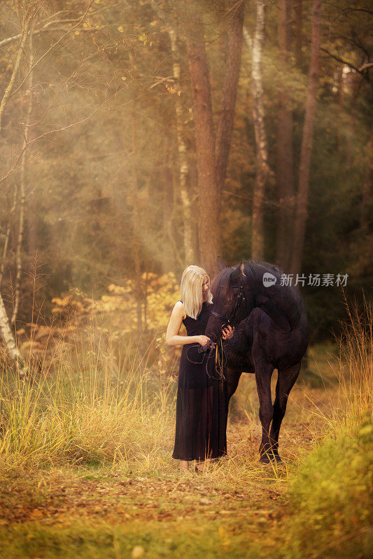在森林里骑着马的金发女孩