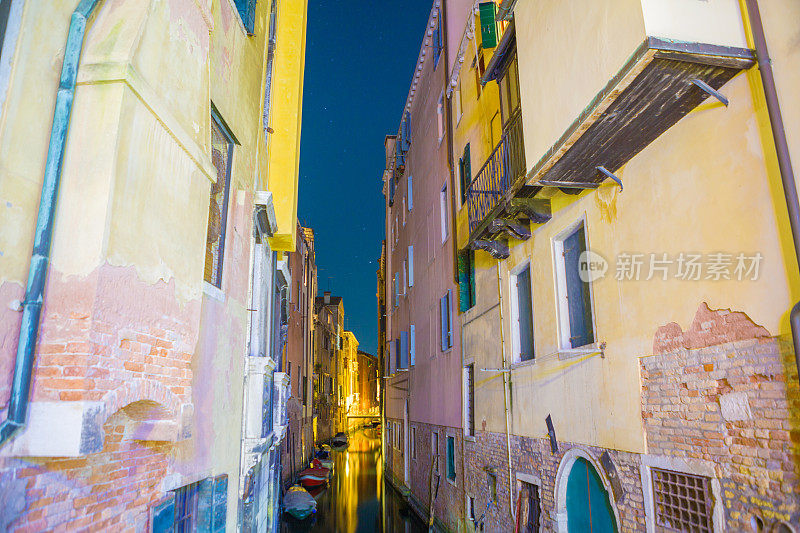 威尼斯夜间狭窄的运河