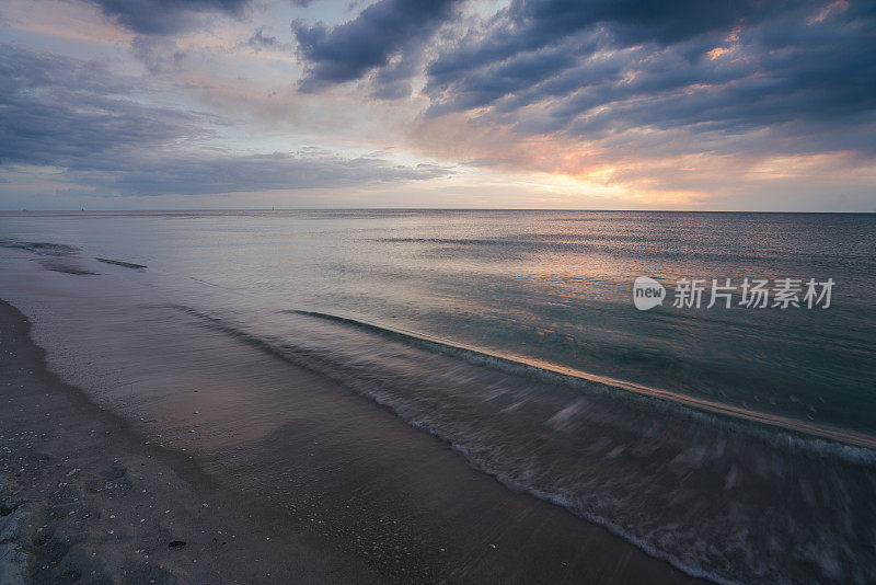 海滩日落时