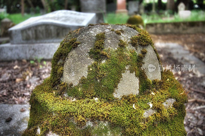 坟场的苔藓墓柱(HDR)