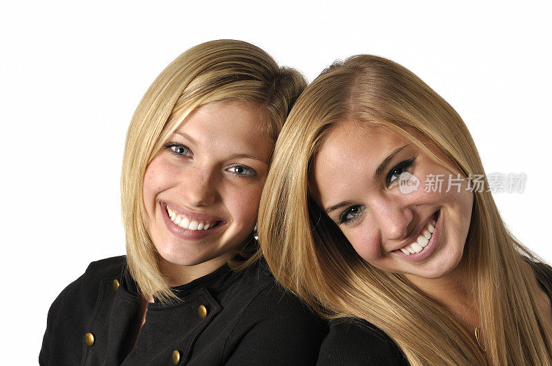 年轻漂亮的金发姐妹对着镜头微笑