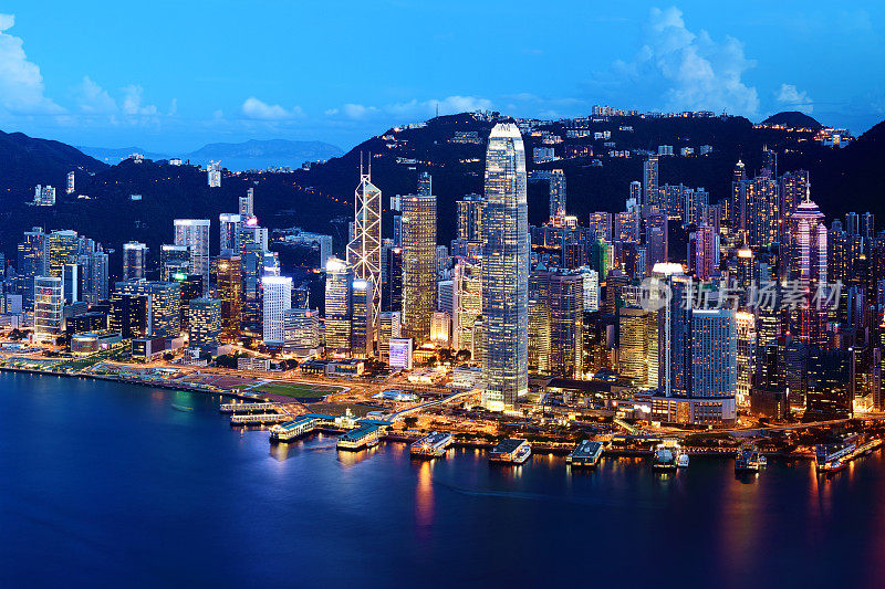 黄昏时分，香港维多利亚港的天际线