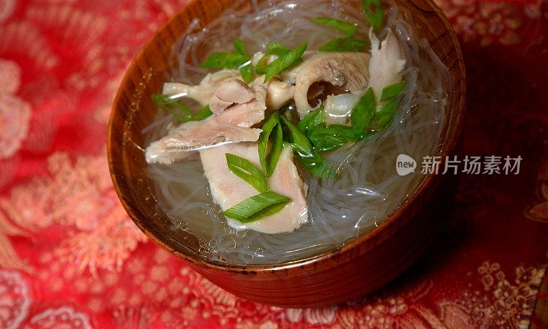 木碗里的中国鸡汤