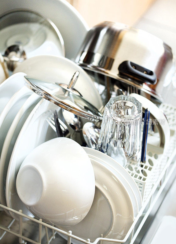 打开自动洗碗机和现成的餐具