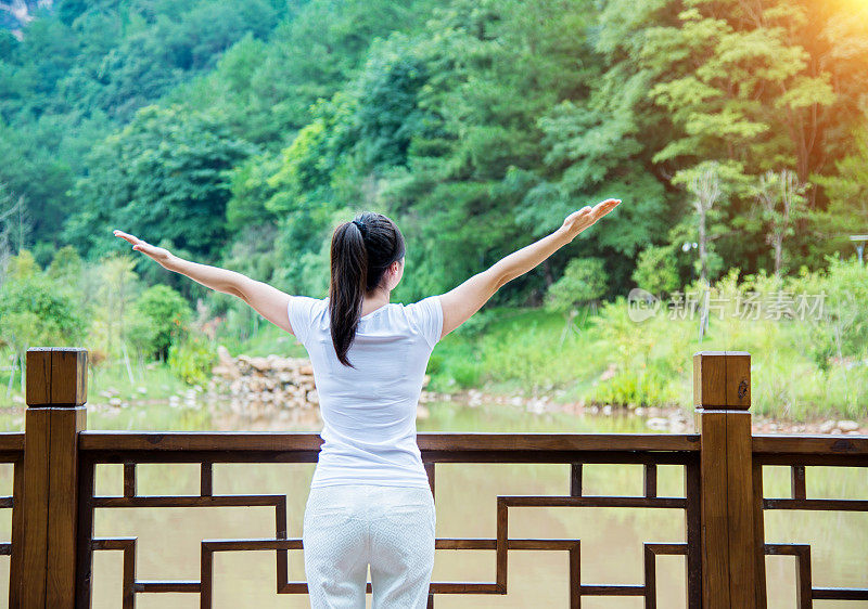 年轻的亚洲女子享受新鲜空气