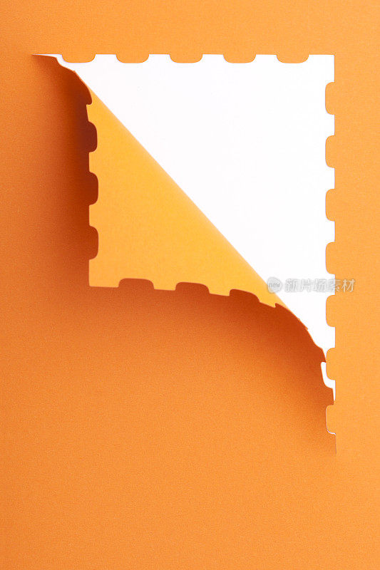 橙色锯齿状的卡片显示白色