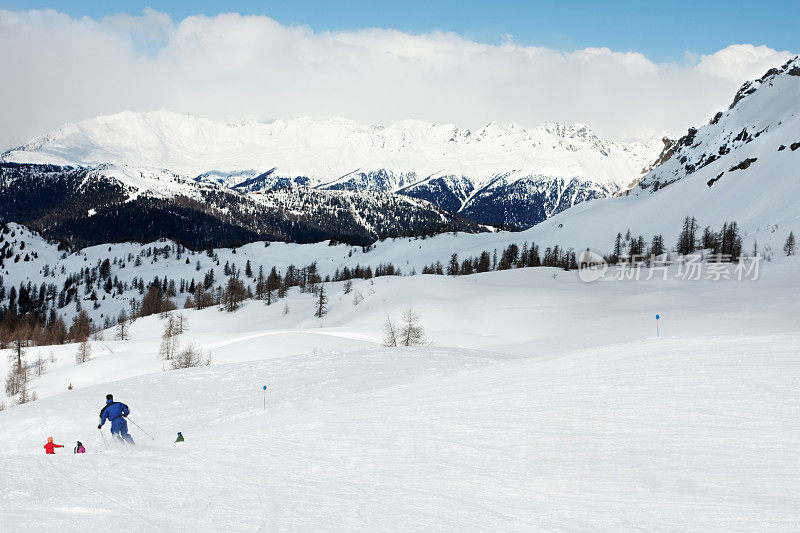 Dolomiti的滑雪者