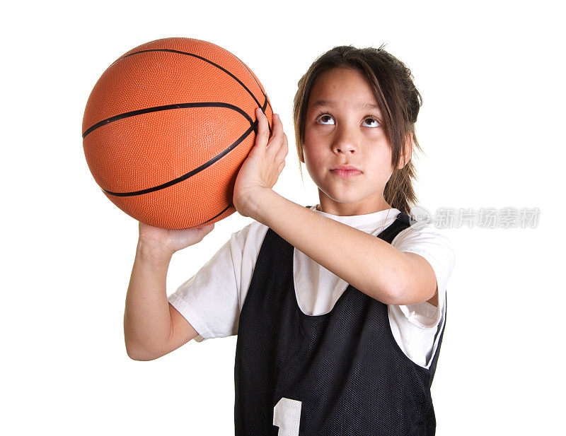 九岁女孩篮球运动员准备投篮
