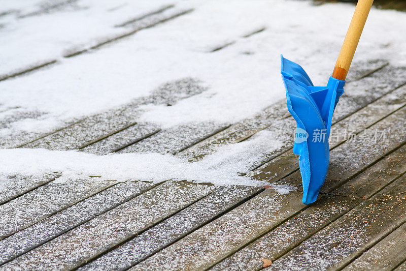 蓝色雪铲清除雪