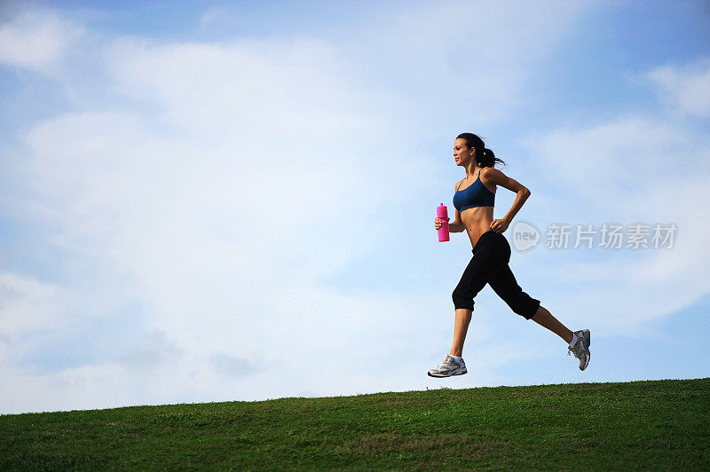 年轻女子跑步慢跑