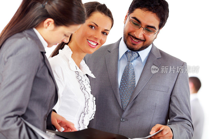 商务人士在工作场所讨论。