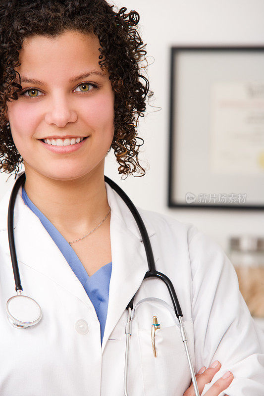 女性医学专业医生或护士