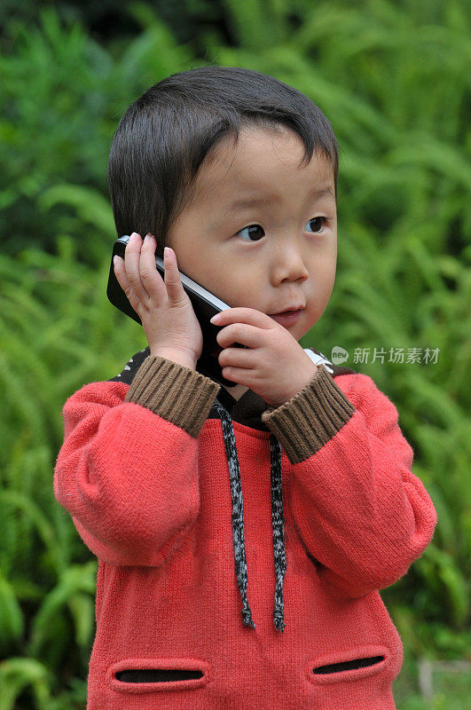 小男孩在用手机说话