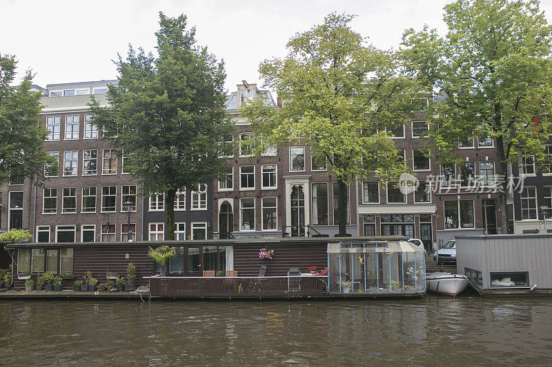 荷兰阿姆斯特丹的传统船屋水道