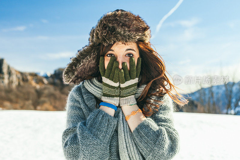 女孩们玩雪玩得很开心