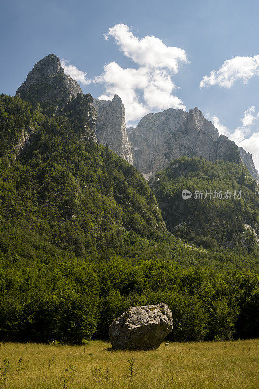 景物和群山的全景