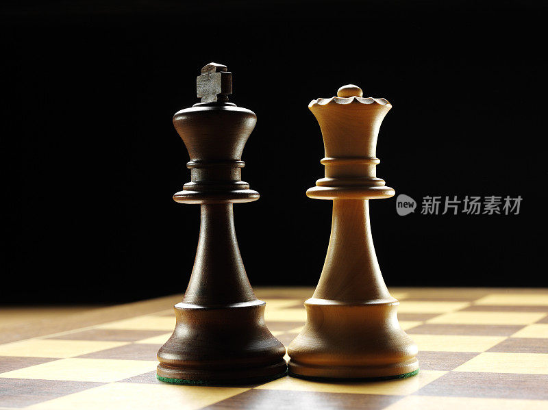 棋盘游戏中的国王和王后棋子