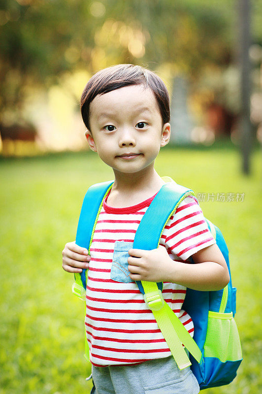 小男孩去上学