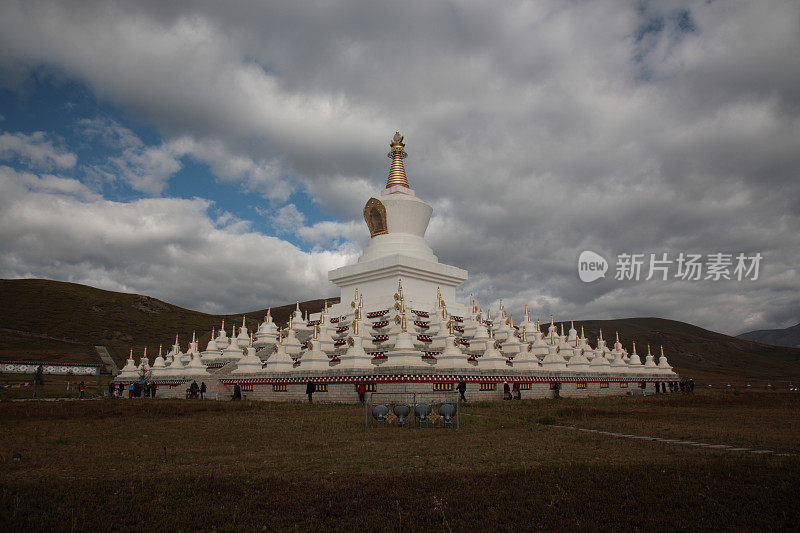西藏白色纳木真塔