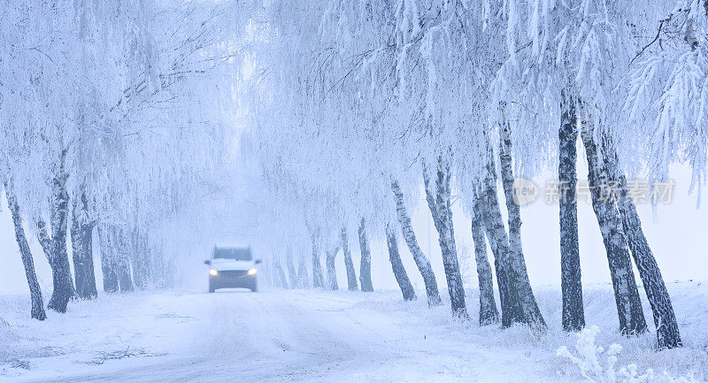 恶劣的路况，汽车在冰雪中行驶