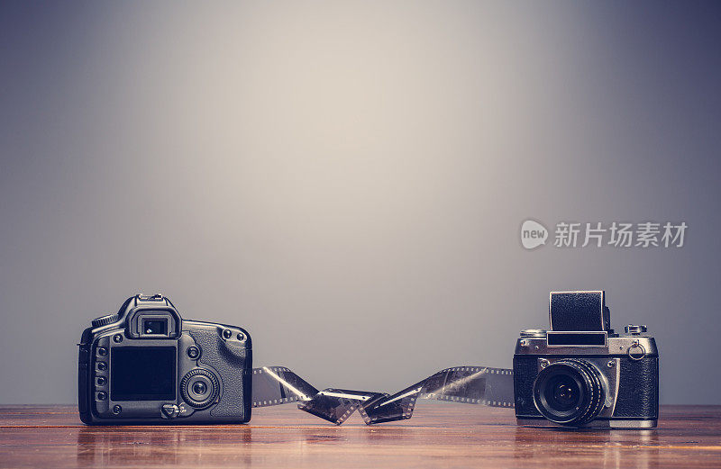 老式模拟相机vs带胶卷的数码相机