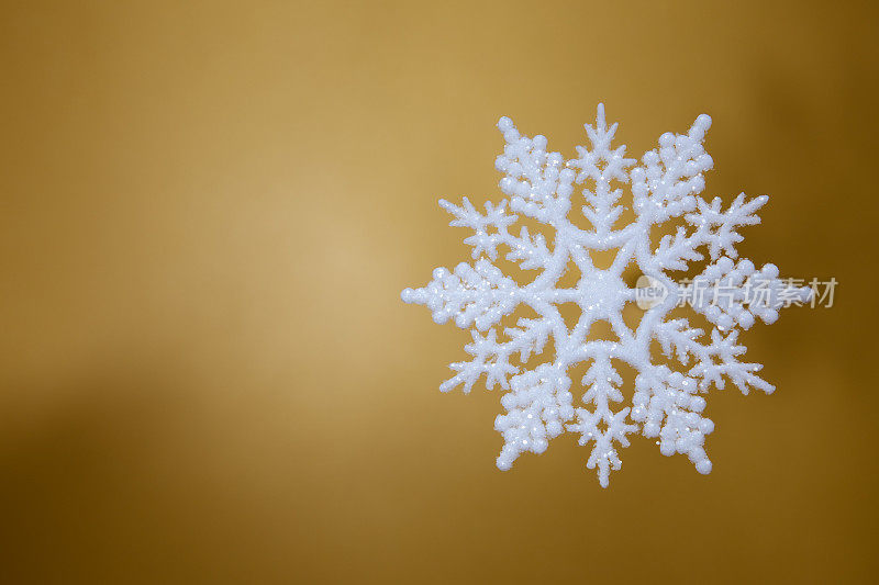 金色的背景和雪花