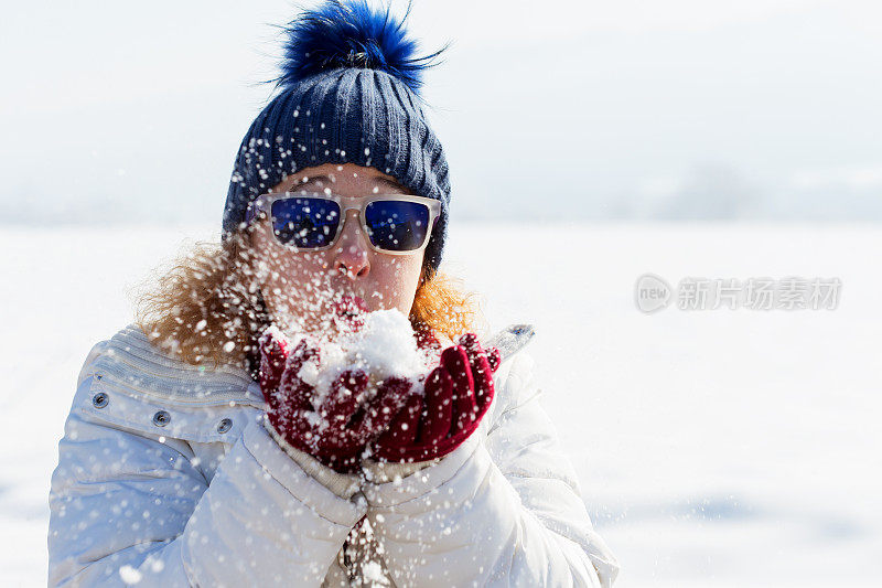 享受冬天，冬天，女人吹雪