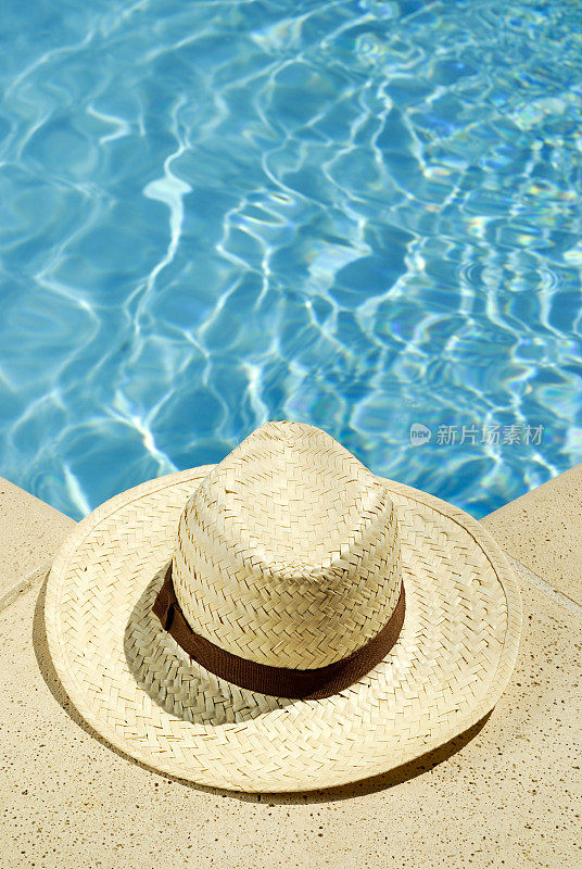 游泳池旁的太阳帽
