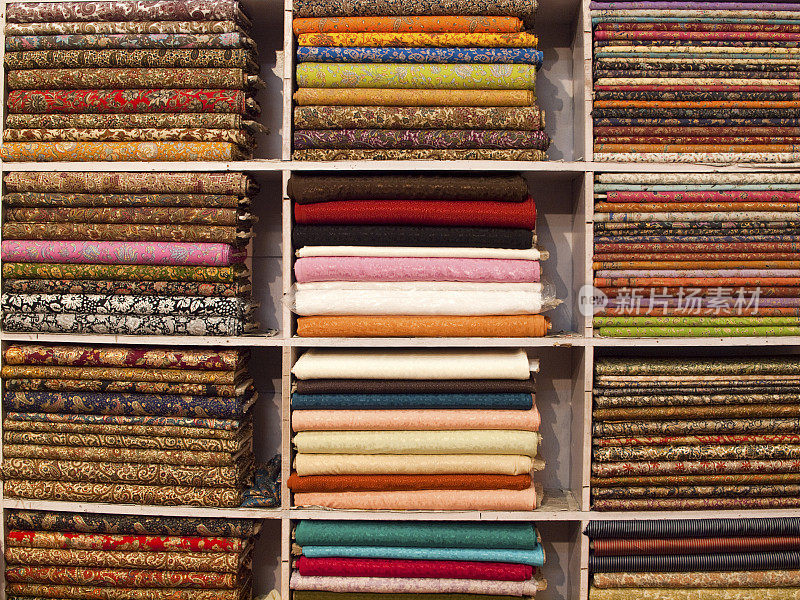 印度一家商店里陈列着五颜六色的织物