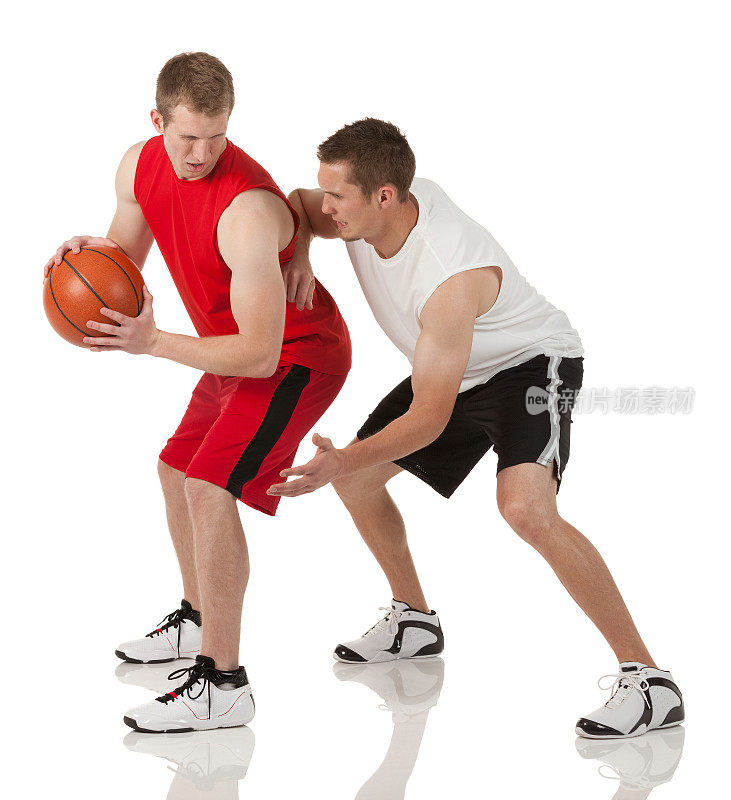 两个运动员在打篮球