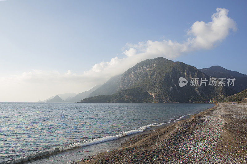 沿卵石滩观赏山丘和山脉