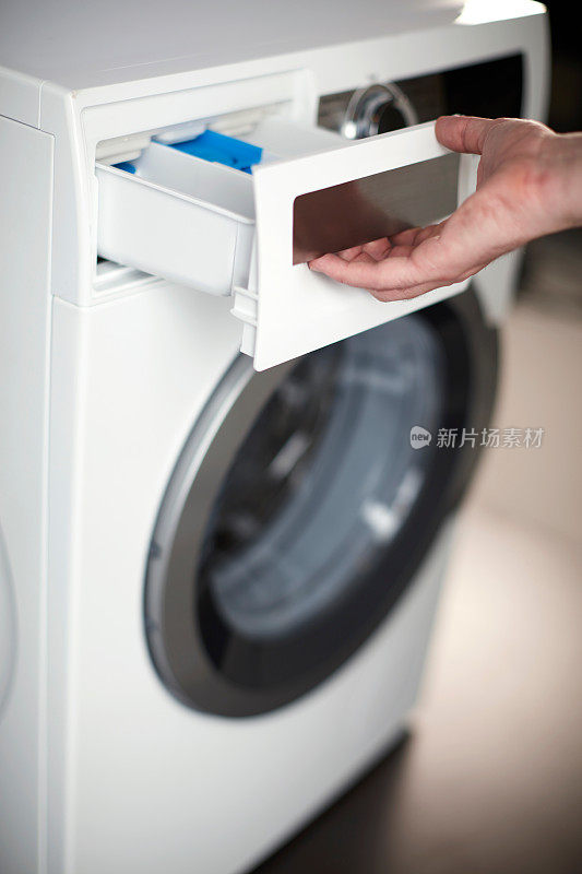 洗涤剂灌装到洗衣机