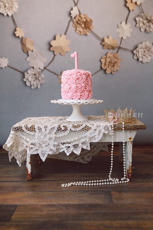 粉色生日蛋糕和公主皇冠