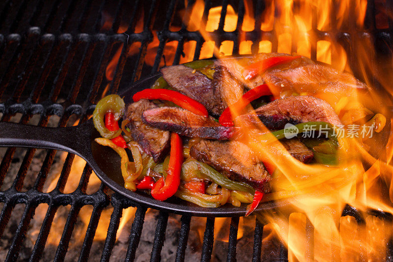 牛肉，鸡肉和虾法士达烹饪在一个烧烤