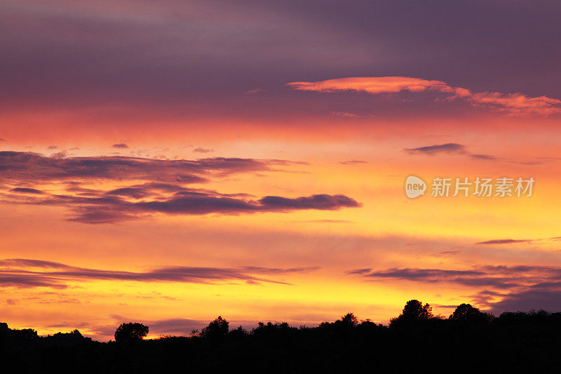 日落天空积云层云景观剪影